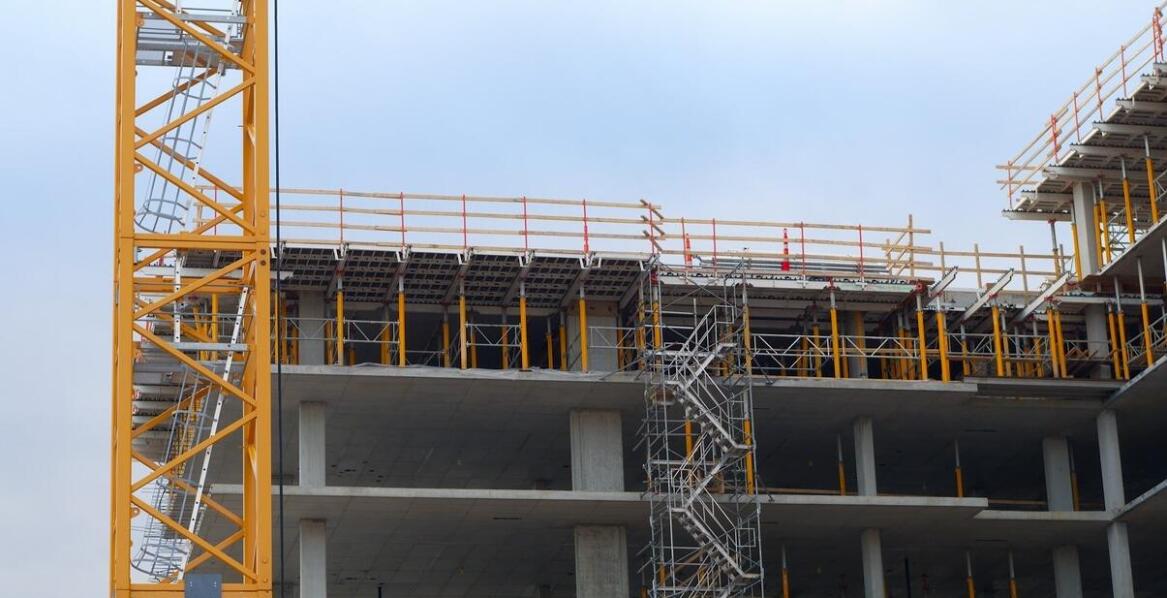 Porównanie drabin aluminiowych i stalowych – które lepsze do prac budowlanych?