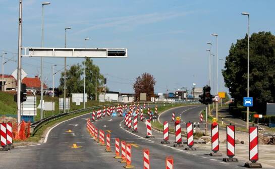 Jak separatory drogowe betonowe mogą wspomóc zarządzanie ruchem w strefach przemysłowych?