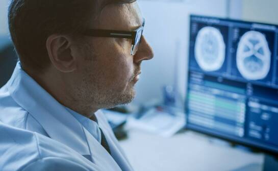 Jak neurochirurg może pomóc pacjentom z chorobami kręgosłupa?