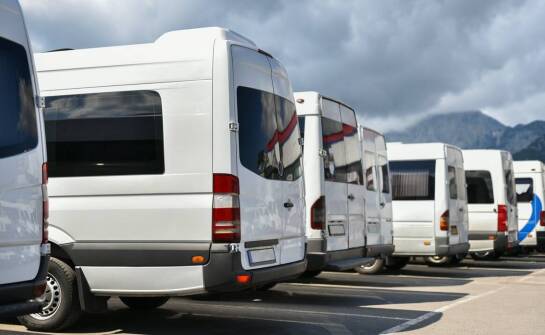 Bezpieczny wynajem busów w Poznaniu - standardy obsługi i bezpieczeństwa