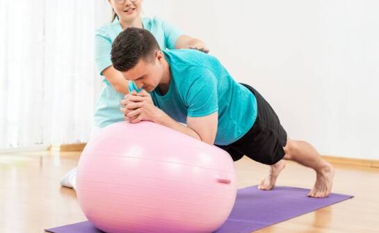 Jak fizjoterapeuta pomaga w walce z przewlekłym bólem kręgosłupa?