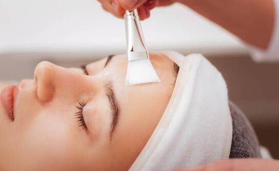 Peeling chemiczny w walce z przebarwieniami – efekty i zalety