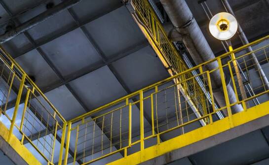 Balustrady wewnętrzne czarne jako element stylu industrialnego