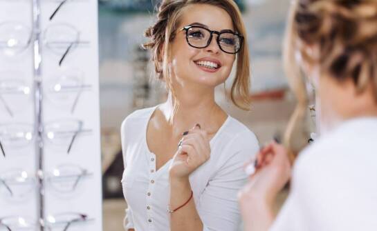 Jakie trendy w modzie okularowej dominują wśród młodych kobiet?