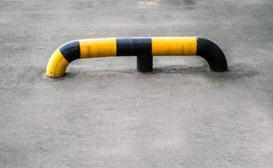 Słupki betonowe a ochrona przed niepożądanym ruchem pojazdów – co warto wiedzieć?