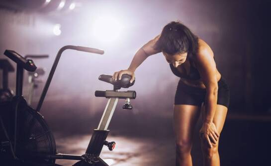 Jak tętno wysiłkowe wpływa na spalanie kalorii podczas Indoor Cycling?