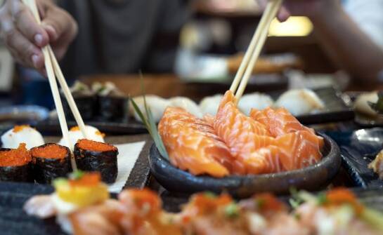 Jakie są najlepsze połączenia sushi i sałatek azjatyckich na lunch?