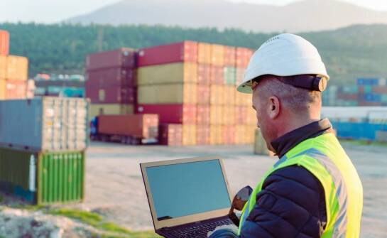 W jaki sposób firmy logistyczne zapewniają terminowość dostaw?