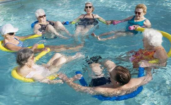 Jak aqua aerobic może uzupełniać naukę pływania dla dorosłych?