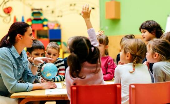 Jakie są unikalne cechy kursów językowych dla dzieci oferowanych przez centrum edukacyjne?