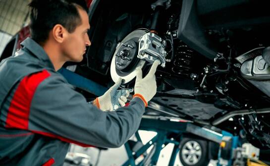 Remonty układów hamulcowych w naczepach Ford – dlaczego są kluczowe?