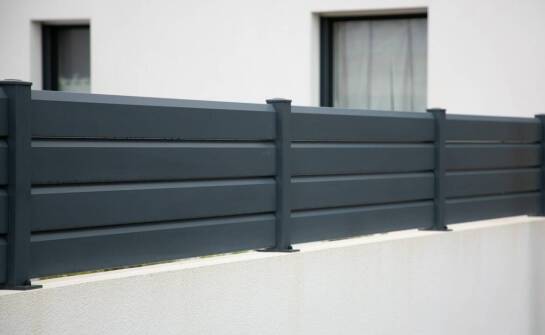 Zalety ogrodzeń powyżej 2.2 m w ochronie prywatności