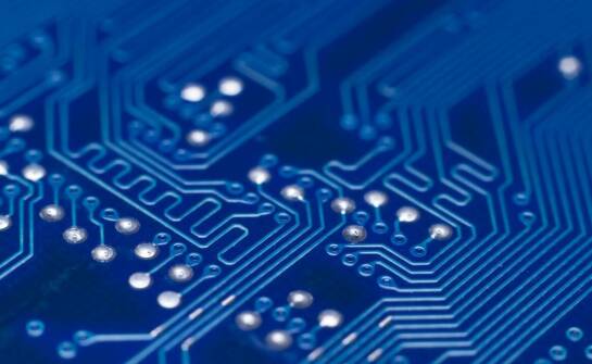 Niklowanie aluminium w produkcji obwodów drukowanych: co warto wiedzieć?
