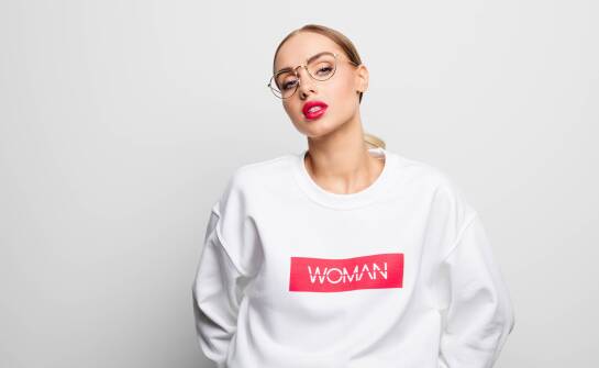 Eleganckie bluzy damskie: jak dobrać kolor do swojej garderoby?