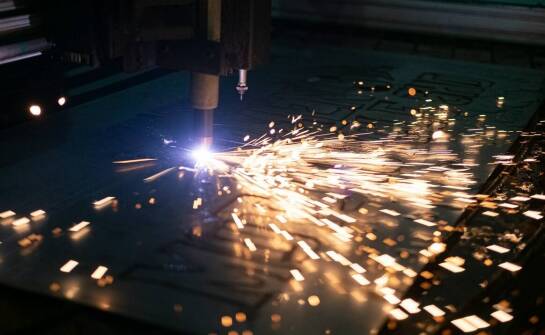 Wykorzystanie cięcia laserowego w produkcji profili metalowych: zalety i zastosowania