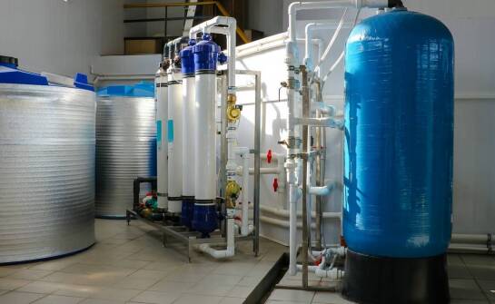 Jakie są wyzwania związane z instalacją odżelaziaczy w dużych gospodarstwach?
