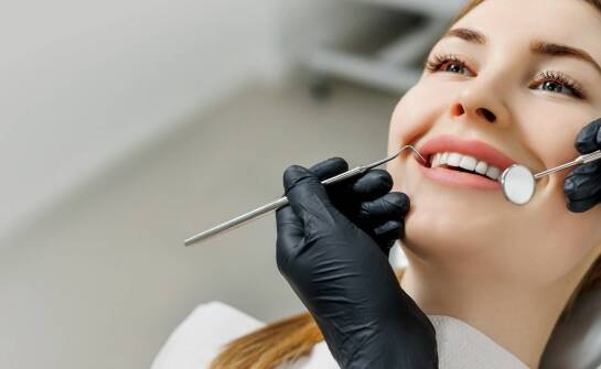 Zalety korzystania z usług chirurga dentystycznego w kontekście stomatologii estetycznej w Krakowie