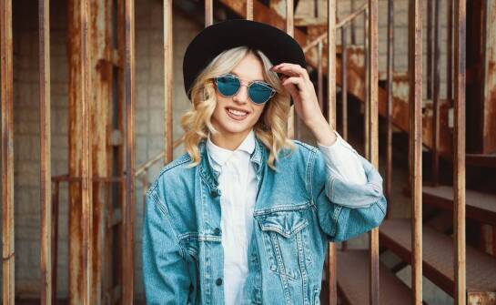 Jakie dodatki najlepiej podkreślą jeans shirt w stylizacjach?