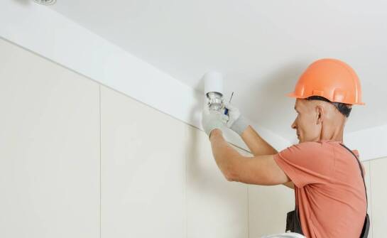 Jak wygląda proces instalacji kamer przez specjalistów?