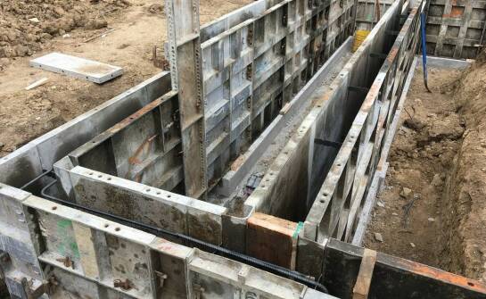 Różnorodność wzorów i kolorów formatek aluminiowych na wymiar