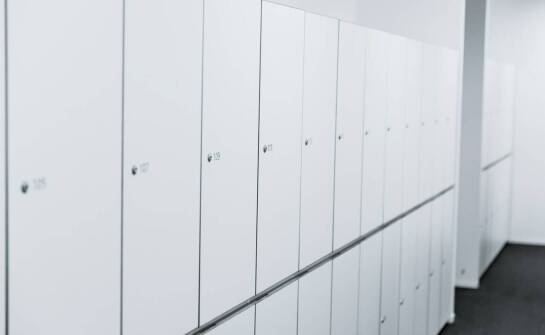 Nowoczesne technologie w produkcji szafek basenowych HPL – co zapewnia ich trwałość?