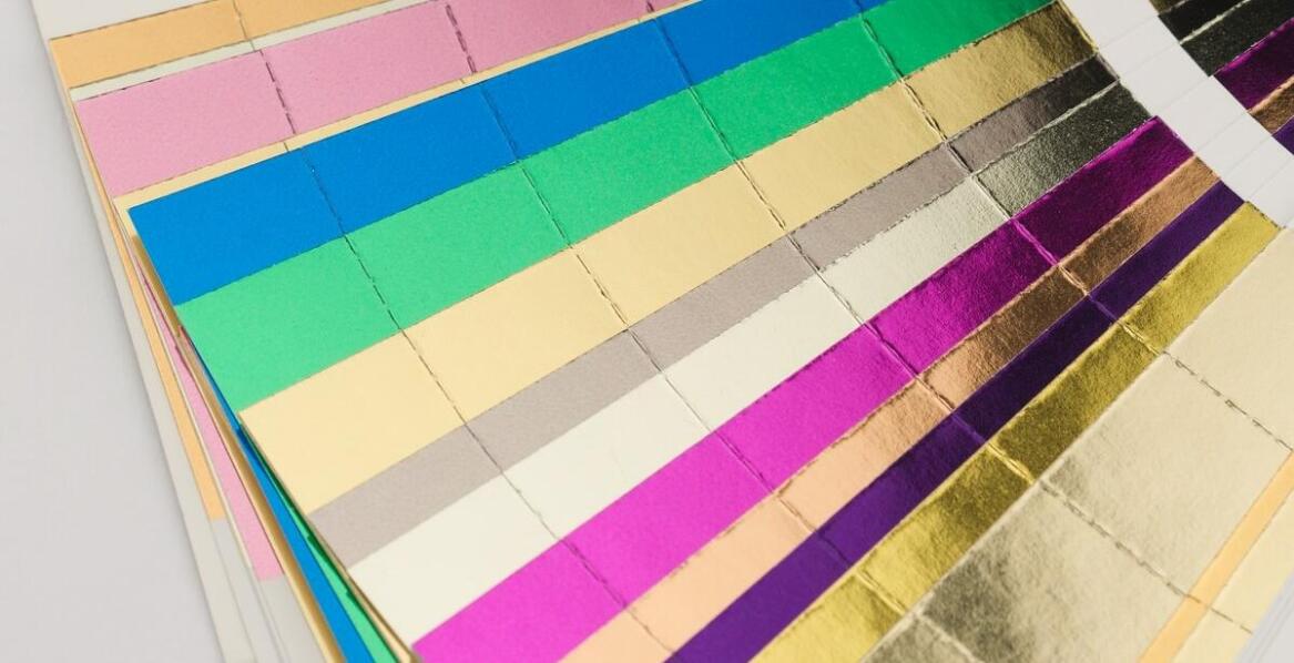 Druk na papierze samoprzylepnym – jakie możliwości daje personalizacja?