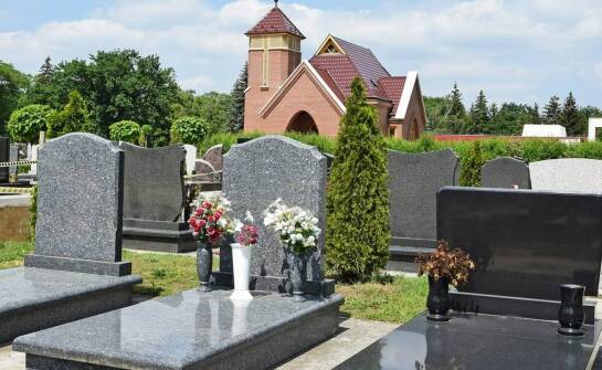 Nowoczesne wzory w kamieniarstwie funeralnym: trendy i inspiracje