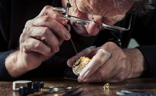 Historia pracy zegarmistrza — od mechanicznych arcydzieł po nowoczesne serwisy