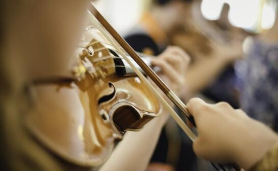 Wybór skrzypiec jako głównego instrumentu w oprawie muzycznej pogrzebu