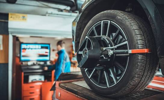Profesjonalne ustawienie zbieżności w samochodach ciężarowych ford – co oferujemy?