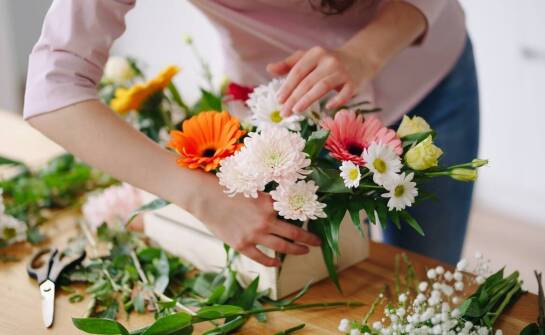 Jakie materiały uzupełniające można dodać do flower boxu ze wstążką?