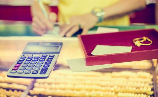 Jakie są koszty produkcji breloków na zamówienie w zależności od materiału?