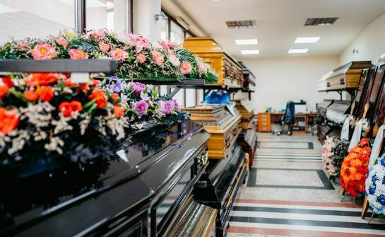 Rola zakładu pogrzebowego w organizacji ceremonii świeckiej i religijnej