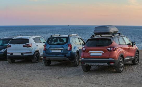 Jakie rozwiązania organizacyjne oferuje bagażnik Ford Kuga?