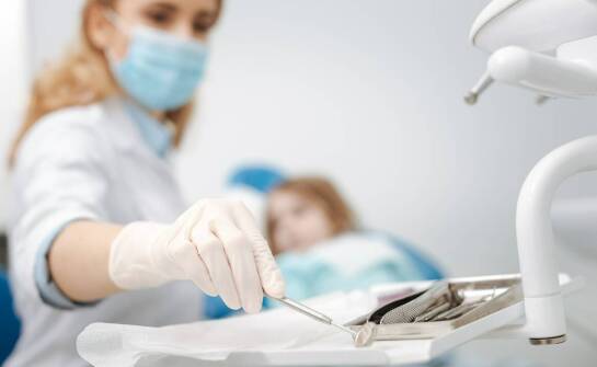 Jak dentysta niemowlęcy może pomóc w radzeniu sobie z ząbkowaniem?