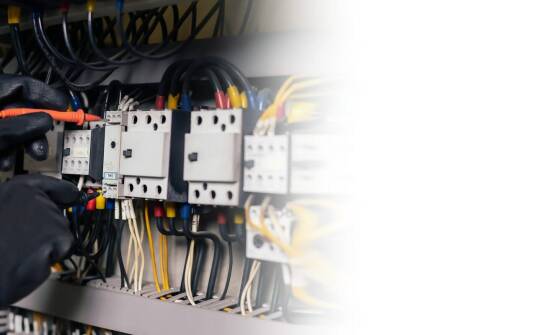 Rola klemy minusowej w systemach zasilania awaryjnego UPS