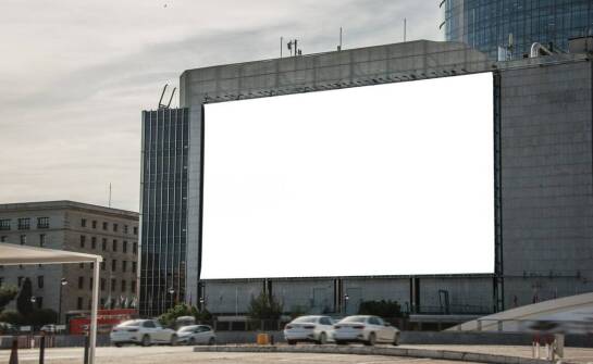 Jak diody o szerokim kącie projekcji zwiększają widoczność reklamy LED?