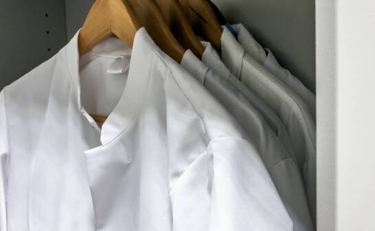 Bluza kucharska damska z imieniem – jak zadbać o jej trwałość i estetykę?