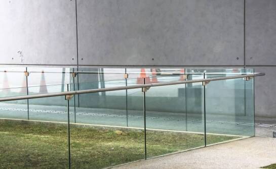 Jak balustrady szklane rotule wpływają na akustykę pomieszczeń?