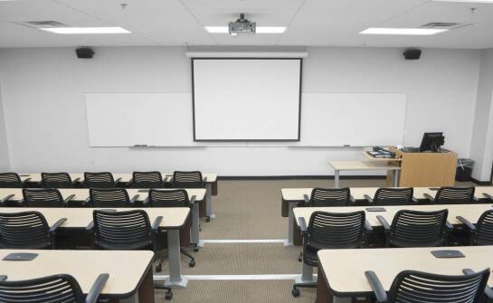Jakie są kluczowe aspekty uwzględniane w opisach projektów budowlanych dla pracowni edukacyjnych?