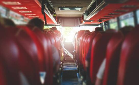 Wynajem busa osobowego na weekend: analiza kosztów i korzyści