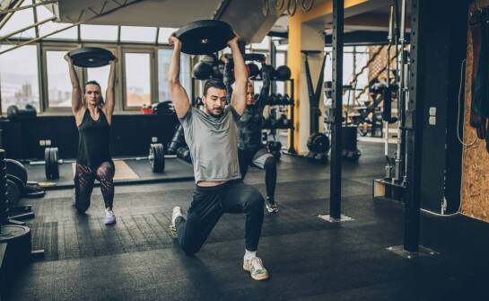 Jak trening funkcjonalny może wspierać budowę mięśni u osób z problemem skinny fat?