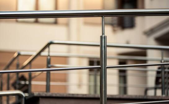 Balustrady balkonowe a bezpieczeństwo: jakie materiały zapewniają największą trwałość?