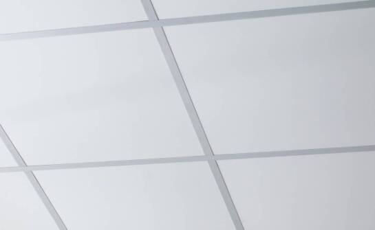 Jak sufity podwieszane wpływają na izolację termiczną wnętrz?