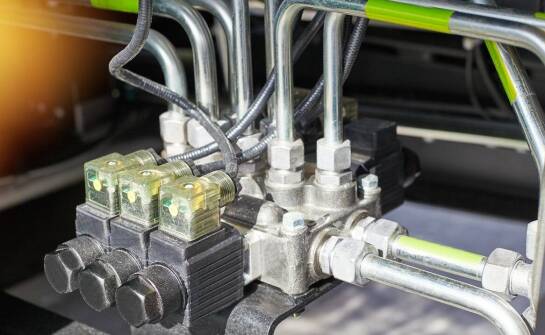 Innowacyjne zastosowania rozdzielacza hydraulicznego 4 sekcyjnego w automatyzacji procesów przemysłowych