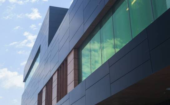 Wiaty stalowe jako element architektury nowoczesnych przestrzeni biurowych