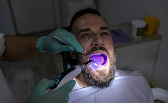 Mikroskop w stomatologii – dlaczego warto z niego korzystać?