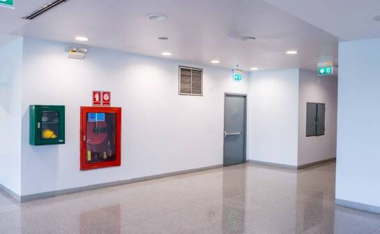 Jakie czynniki wpływają na wybór odpowiedniego okiennego systemu oddymiania do danego obiektu?