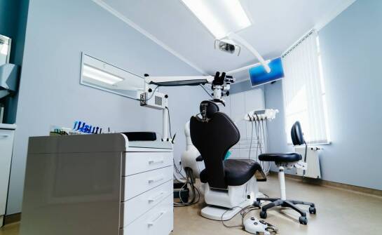 Jak technologia mikroskopowa wspiera pracę dentysty podczas leczenia kanałowego?