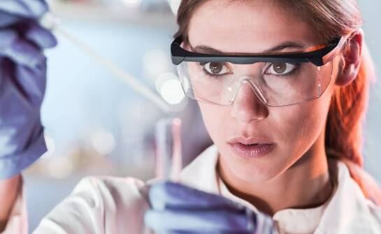 Najczęstsze błędy popełniane przy zakupie odczynników chemicznych i jak ich unikać